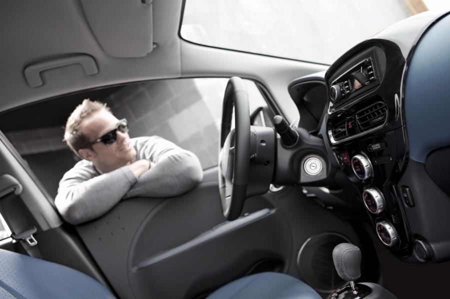  Peugeot iOn 2011 года  (фото 13 из 38)